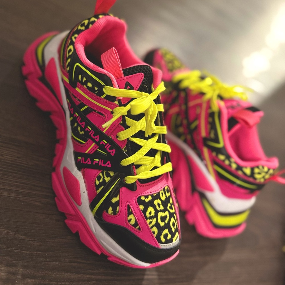 FILA sneakers size 8 *NEW*
Neon animal print